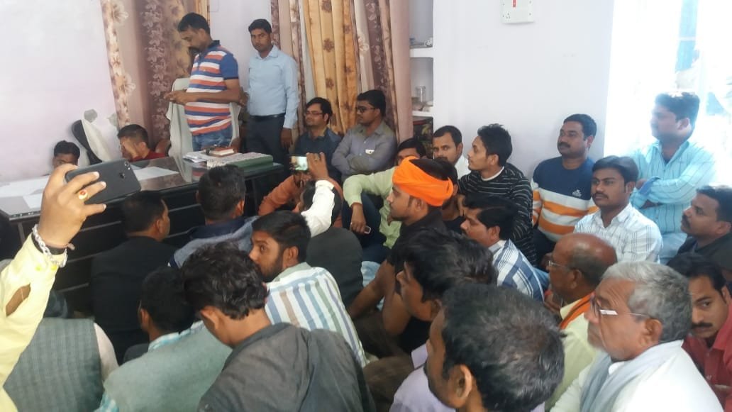 बहराइच के पूर्व विधायक ने नानपारा तहसीलदार को पीटा, सुरक्षा गार्ड की छीनी गन, कोतवाली में सीओ से हुई नोकझोंक, राजस्व कर्मियों ने दफ्तरों में ताला बंद कर की हड़ताल | New India Times