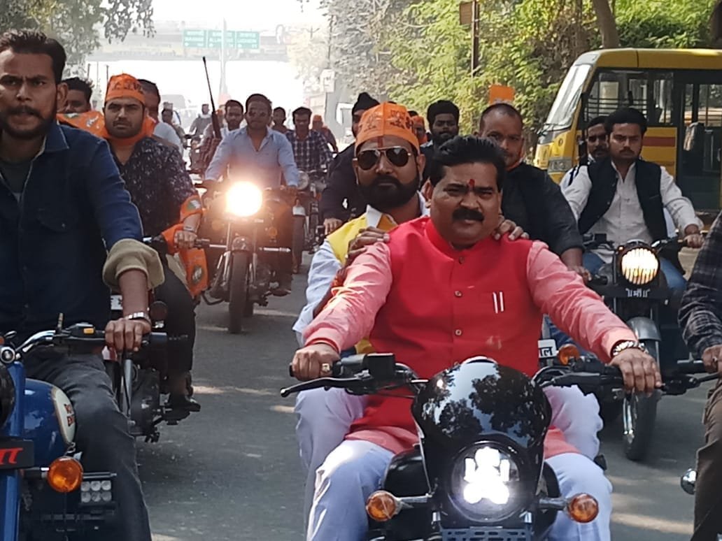 बिना हेल्मेट के मंत्री, विधायक व नेता भाजपा के कमल संदेश बाइक रैली में हुए शामिल, कार्यकर्ताओं ने कई राउंड फायर कर मचाया हुडदंग, शासन- प्रशासन मौन | New India Times