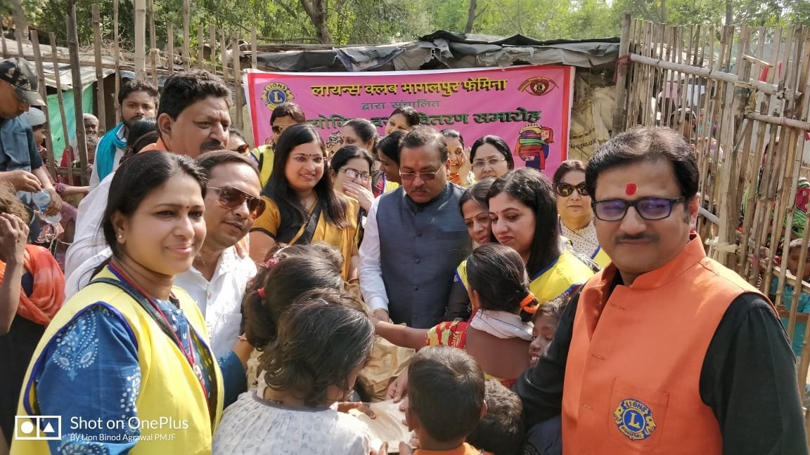 लायंस क्लब आॅफ भागलपुर फेमिना ने गरीबों में बांटे कपड़े | New India Times