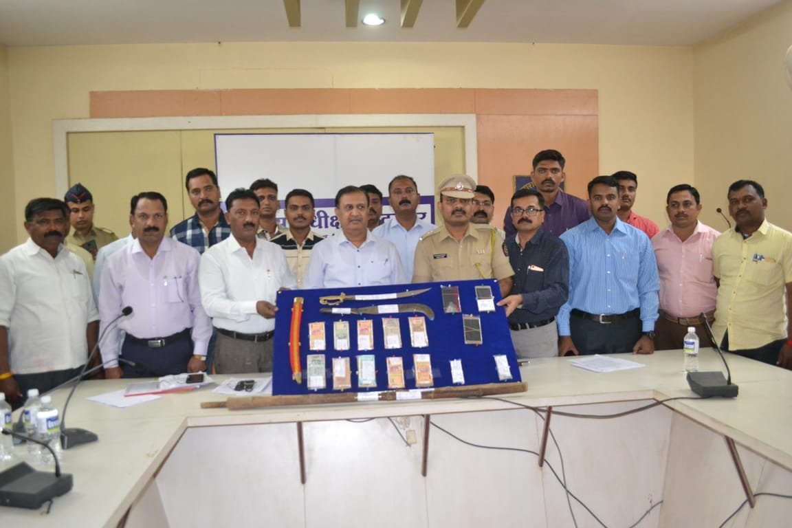 लूट-पाट करने वाले गिरोह का पर्दाफाश, सरगना सहित 10 बदमाश गिरफ्तार, लाखों रुपये कैश बरामद | New India Times