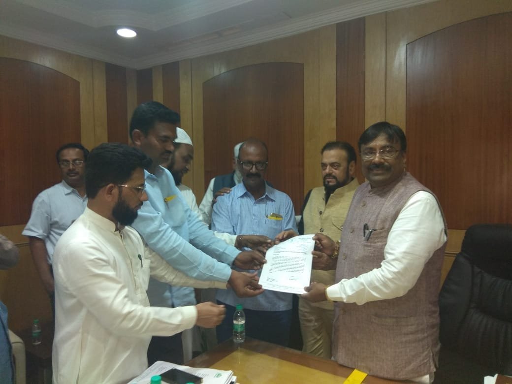 औरंगाबाद स्थित पडेगाव-अंसार कॉलोनी के मुस्लिम समाज के लिए कब्रिस्तान के लिए भूखंड देने की मांग को लेकर अबू आसिम आजमी के नेतृत्व राजस्व मंत्री सुधीर मुनगंटीवार से मिला प्रतिनिधि मंडल | New India Times