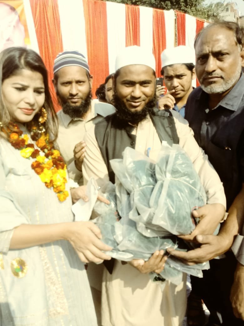 "हमारी आवाज फाउंडेशन" ने गरीब और मदरसे के बच्चों को बांटी 540 जर्सी | New India Times