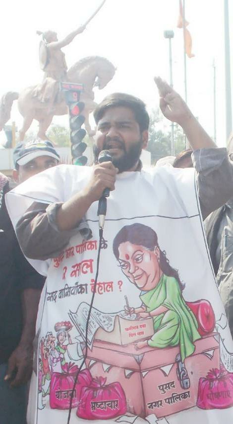 पार्षद ने पुसद में किया मशाल आंदोलन 2 पार्षद ने पुसद में किया मशाल आंदोलन | New India Times