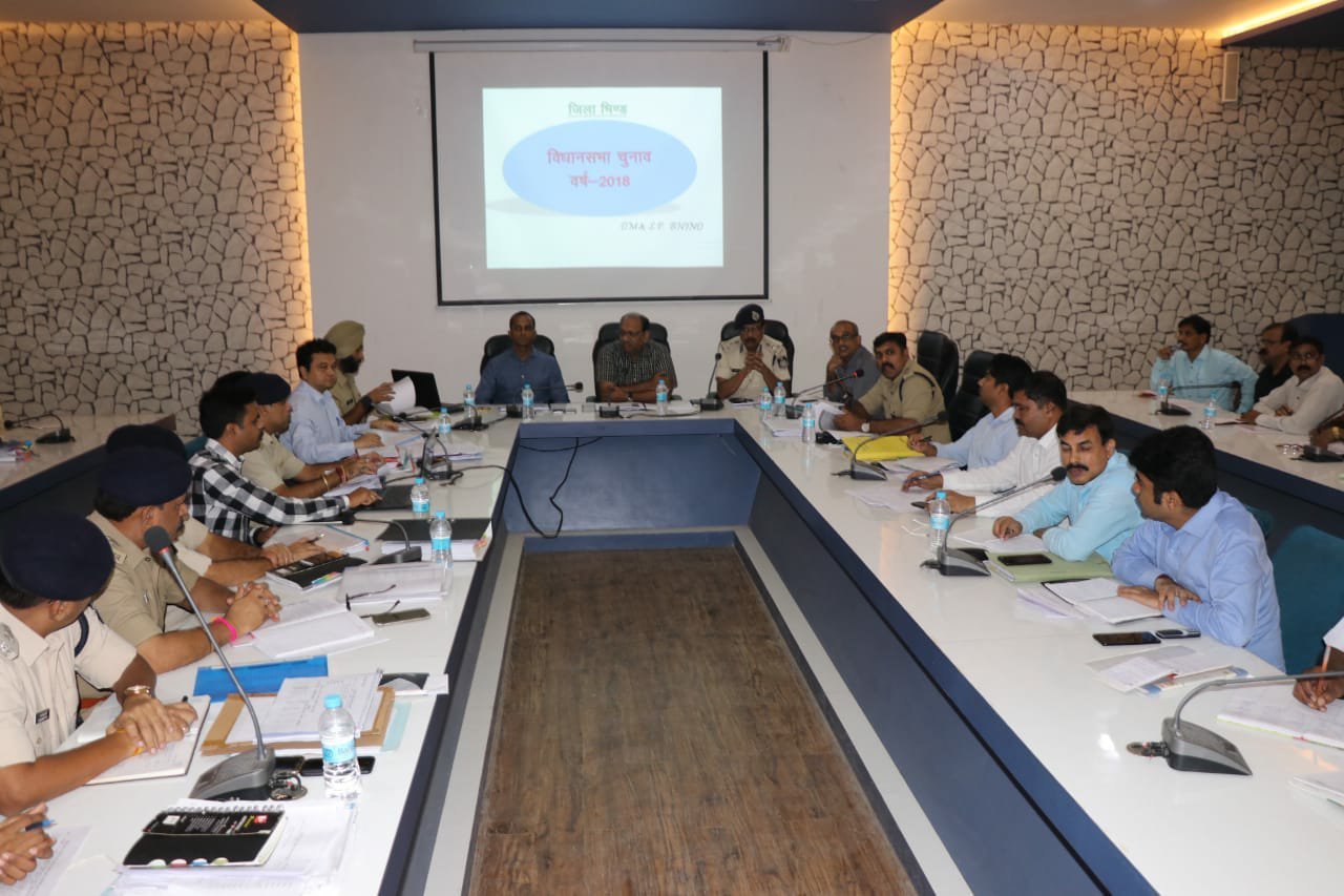 जिले में निष्पक्ष, निर्भीक एवं शांतिपूर्ण चुनाव प्रक्रिया सम्पन्न कराने व चुनाव की तैयारियों का जायजा लेने भिण्ड जिले के दौरे पर आए चंबल आयुक्त डॉ एमके अग्रवाल 2 जिले में निष्पक्ष, निर्भीक एवं शांतिपूर्ण चुनाव प्रक्रिया सम्पन्न कराने व चुनाव की तैयारियों का जायजा लेने भिण्ड जिले के दौरे पर आए चंबल आयुक्त डॉ एमके अग्रवाल | New India Times