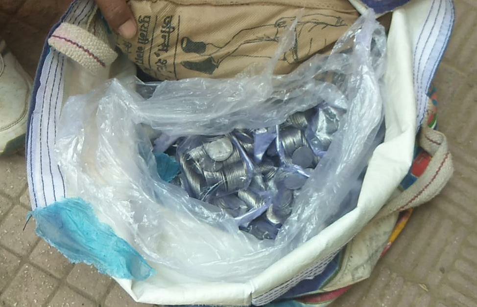 जरा हट कर: बोरी में 10 हज़ार रुपये के सिक्के लेकर पहुंचा प्रत्याशी नामांकन फार्म ख़रीदने, सिक्के देख अधिकारियों के माथे पर आई शिकन 4 जरा हट कर: बोरी में 10 हज़ार रुपये के सिक्के लेकर पहुंचा प्रत्याशी नामांकन फार्म ख़रीदने, सिक्के देख अधिकारियों के माथे पर आई शिकन | New India Times