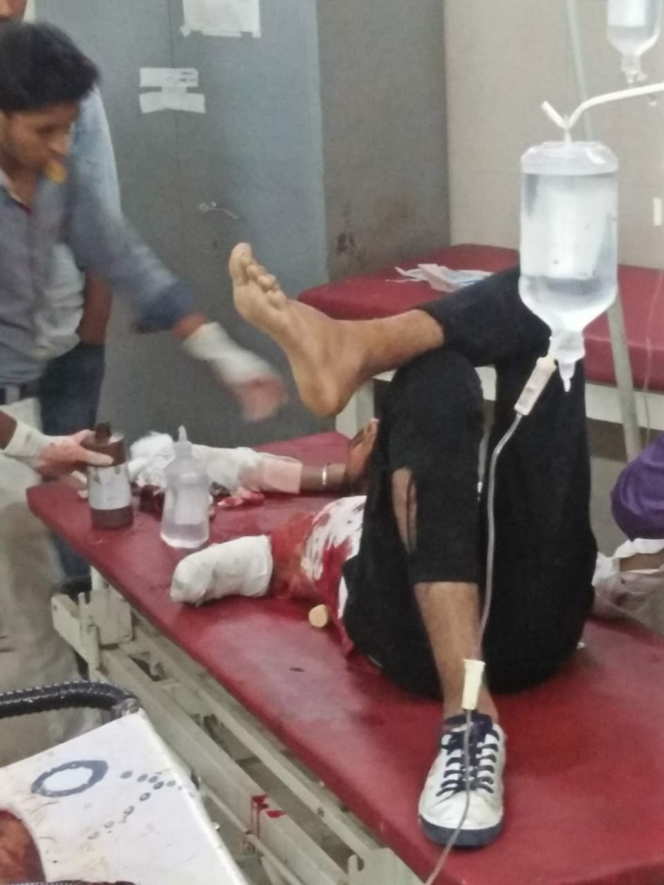 शादी में शिरकत कर घर वापस जा रहे बाइक सवारों को ट्रक ने मारी टक्कर, तीन युवक गंभीर रूप से घायल, इलाज के दौरान एक युवक की मौत 3 शादी में शिरकत कर घर वापस जा रहे बाइक सवारों को ट्रक ने मारी टक्कर, तीन युवक गंभीर रूप से घायल, इलाज के दौरान एक युवक की मौत | New India Times