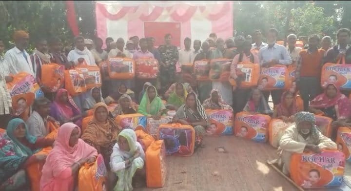 ठंड के मौसम को देखते हुए में एसएसबी के कमांडेंट ने गरीबों को बांटे कंबल | New India Times