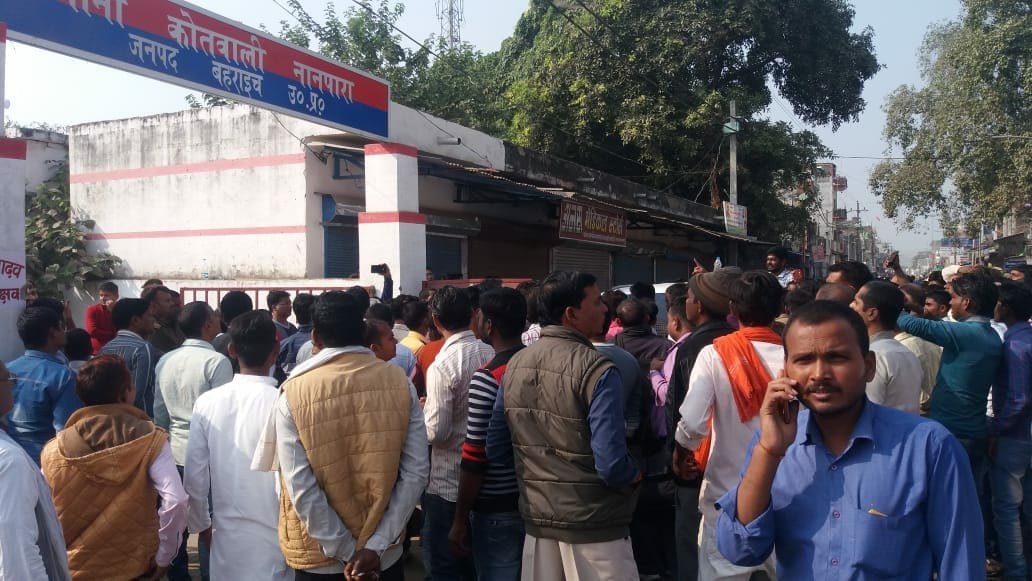 बहराइच के पूर्व विधायक ने नानपारा तहसीलदार को पीटा, सुरक्षा गार्ड की छीनी गन, कोतवाली में सीओ से हुई नोकझोंक, राजस्व कर्मियों ने दफ्तरों में ताला बंद कर की हड़ताल | New India Times