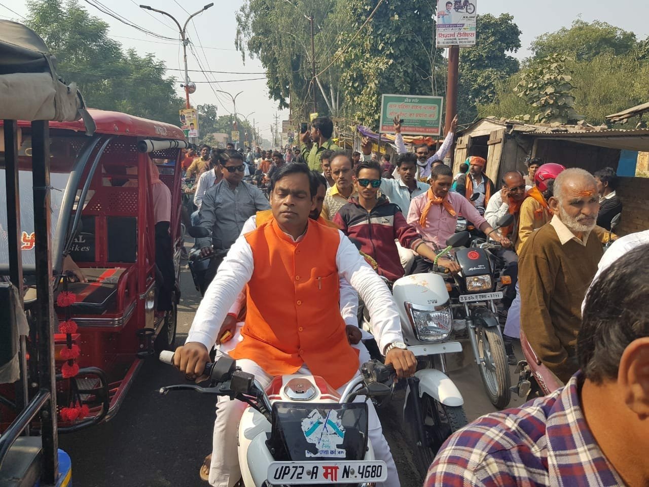 बिना हेल्मेट के मंत्री, विधायक व नेता भाजपा के कमल संदेश बाइक रैली में हुए शामिल, कार्यकर्ताओं ने कई राउंड फायर कर मचाया हुडदंग, शासन- प्रशासन मौन | New India Times