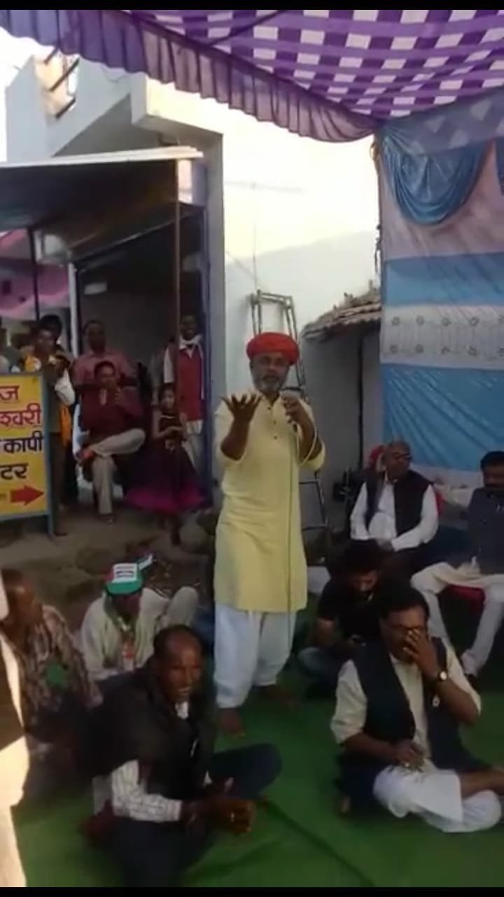 कांग्रेस के पंडाल में घुसे शक्ति सिंह, कांग्रेसियों की जम कर ली क्लास, शौचालय निर्माण में संलिप्त कांग्रेसियों पर आदिवासियों को छलने का लगाया आरोप | New India Times