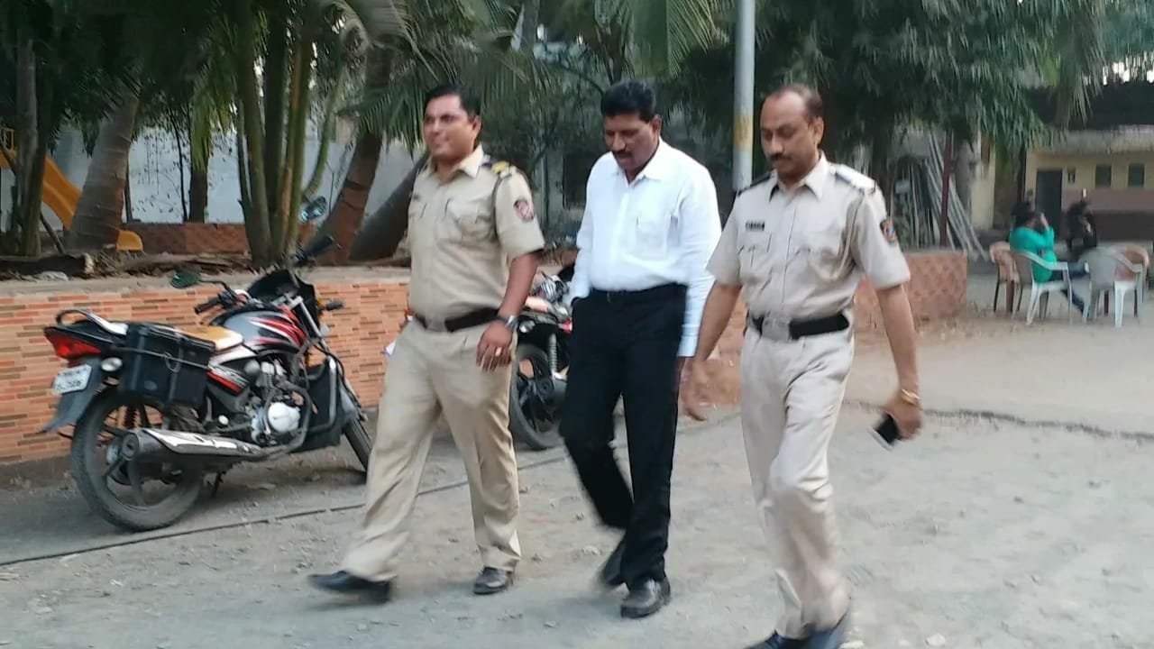 14 लाख रुपये की रिश्वत लेते हुए भिवंडी प्रांत कार्यालय का स्टेनो रंगे हाथों गिरफ्तार | New India Times