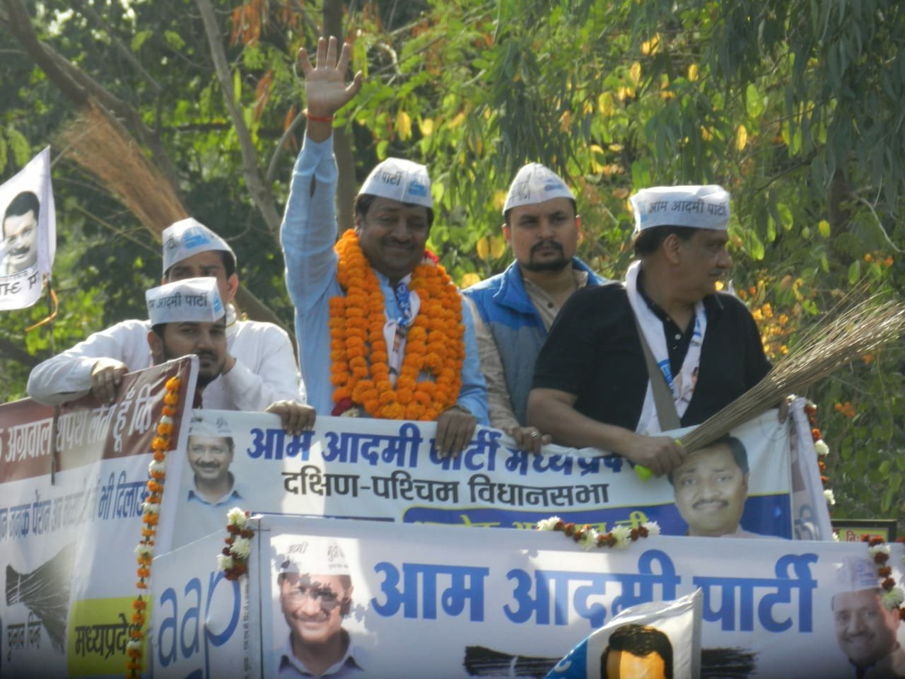 चुनाव प्रचार के आखिरी दिन आम आदमी पार्टी ने किया अनोखा रोड शो, दिल्ली सरकार के कार्यों के झांकियों के साथ प्रदेश की शिवराज सरकार पर किया हमला, प्रदेशाध्यक्ष आलोक अग्रवाल के नेतृत्व में शहर में निकला सैकड़ों वाहनों का काफिला | New India Times