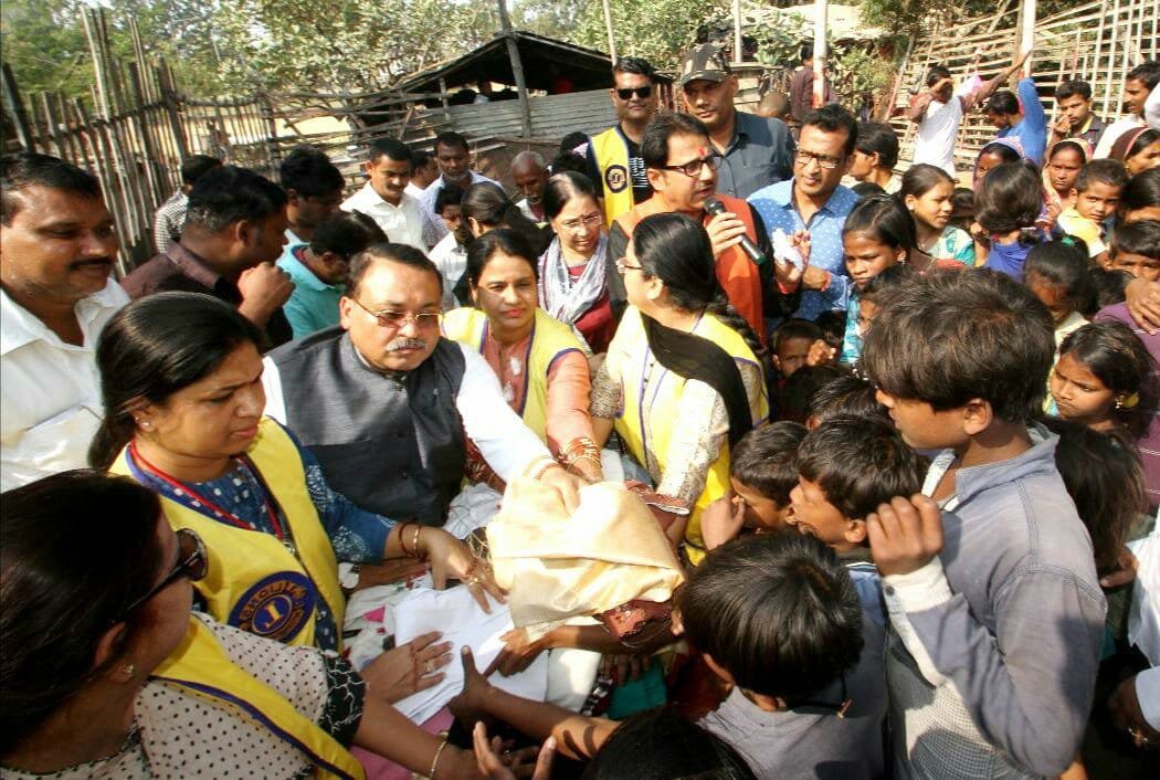 लायंस क्लब आॅफ भागलपुर फेमिना ने गरीबों में बांटे कपड़े | New India Times