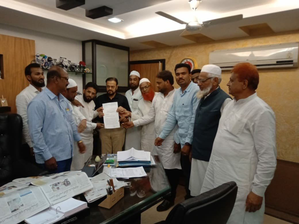 औरंगाबाद स्थित पडेगाव-अंसार कॉलोनी के मुस्लिम समाज के लिए कब्रिस्तान के लिए भूखंड देने की मांग को लेकर अबू आसिम आजमी के नेतृत्व राजस्व मंत्री सुधीर मुनगंटीवार से मिला प्रतिनिधि मंडल | New India Times