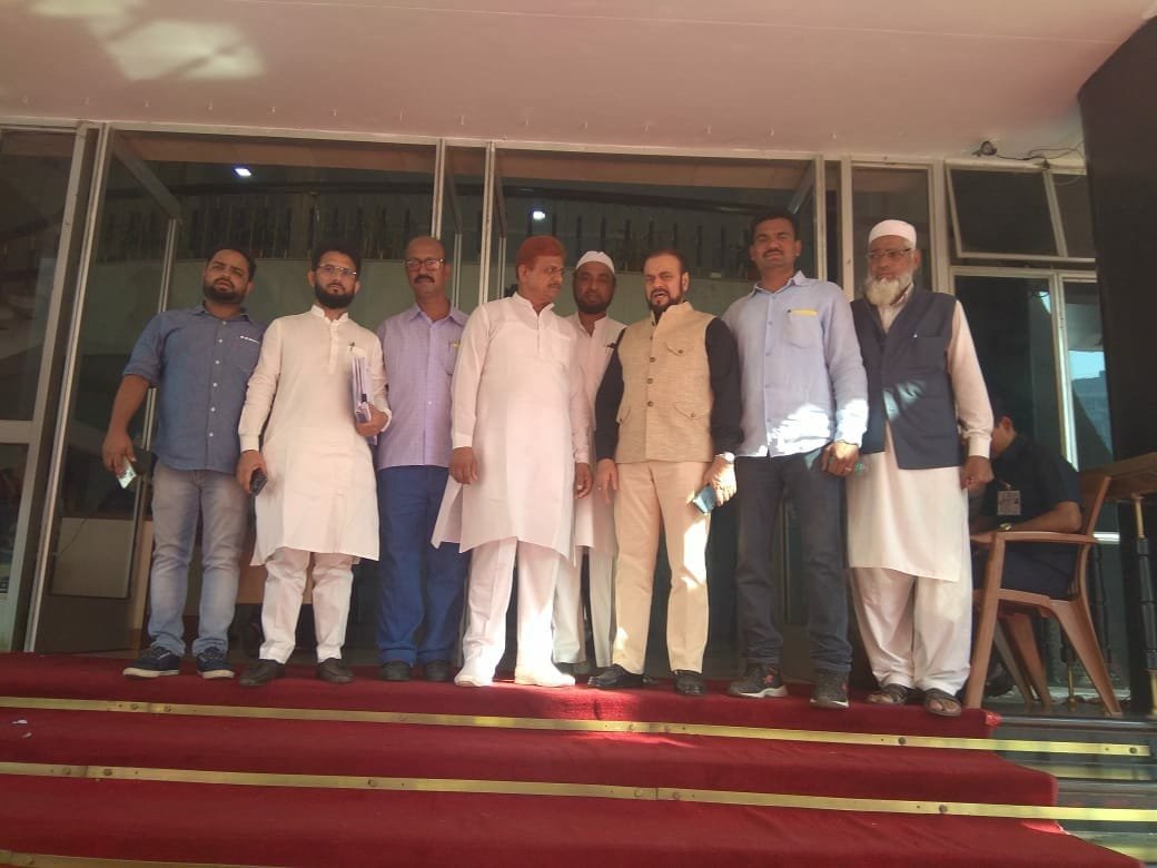 औरंगाबाद स्थित पडेगाव-अंसार कॉलोनी के मुस्लिम समाज के लिए कब्रिस्तान के लिए भूखंड देने की मांग को लेकर अबू आसिम आजमी के नेतृत्व राजस्व मंत्री सुधीर मुनगंटीवार से मिला प्रतिनिधि मंडल | New India Times