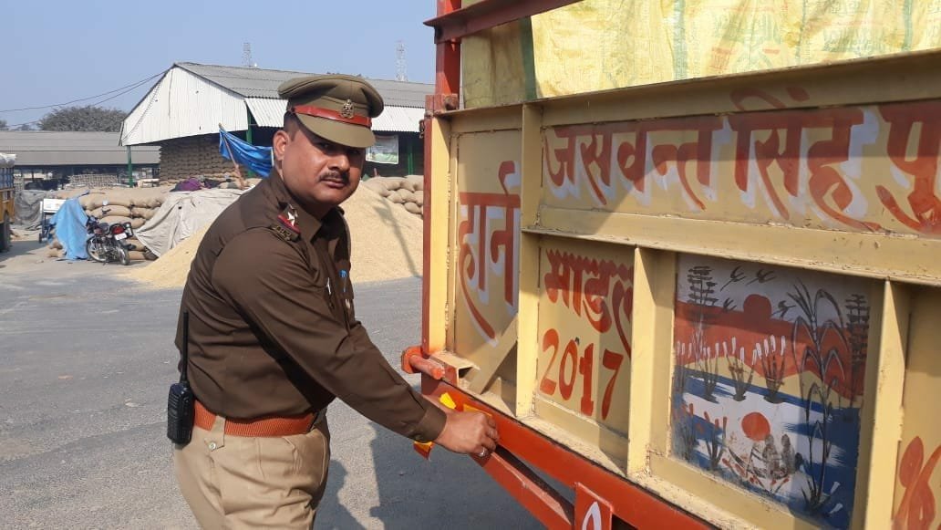 ट्रैक्टर-ट्राली चालकों को यातायात के नियमों के लिये किया गया जागरूक | New India Times