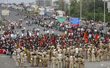 महाराष्ट्र विधानसभा में एकमत से पास हुआ मराठा आरक्षण बिल, मुख्यमंत्री ने स्वयं पेश किया था रोजगार और शिक्षा में 16 फीसदी आरक्षण का बिल, अब विधान परिषद में भेजा जाएगा बिल, मुस्लिम आरक्षण की मांग भी पकड़ रही है जोर 4 महाराष्ट्र विधानसभा में एकमत से पास हुआ मराठा आरक्षण बिल, मुख्यमंत्री ने स्वयं पेश किया था रोजगार और शिक्षा में 16 फीसदी आरक्षण का बिल, अब विधान परिषद में भेजा जाएगा बिल, मुस्लिम आरक्षण की मांग भी पकड़ रही है जोर | New India Times