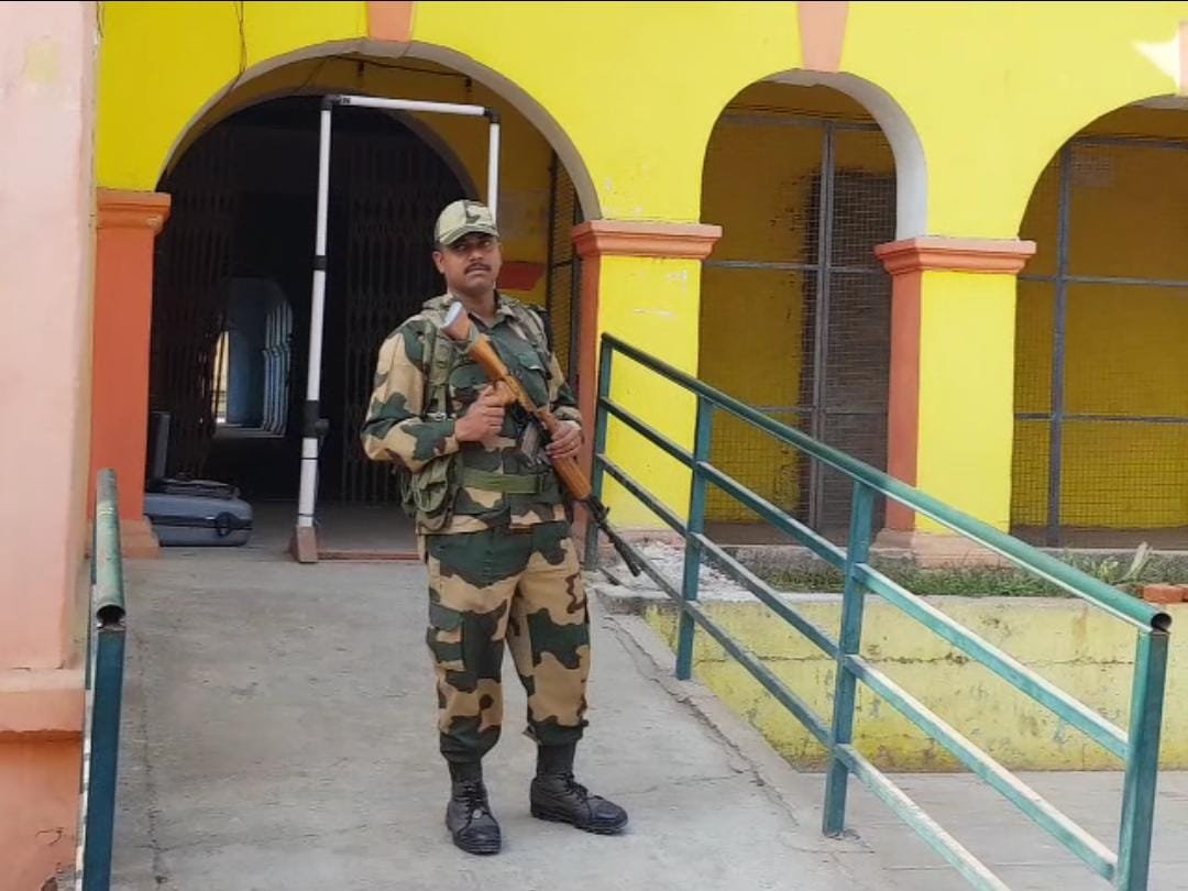 मध्यप्रदेश में प्रत्याशियों को सता रही है ईवीएम मशीनों के सुरक्षा की चिंता, कड़कड़ाती ठंड में भी स्ट्रांग रूम के बाहर प्रत्याशियों के प्रतिनिधि दिन रात दे रहे हैं पहरा | New India Times