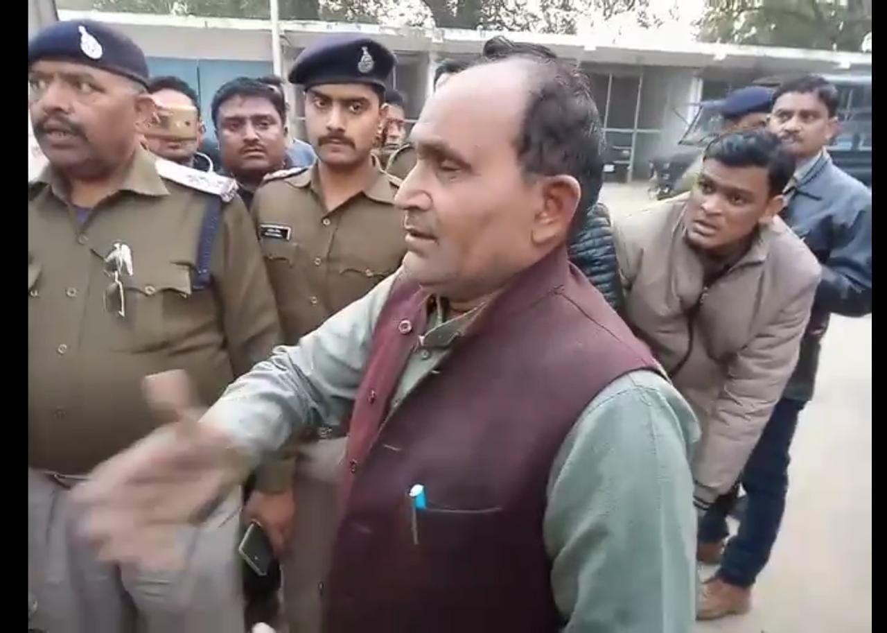 भिंड जिले में डाक मतपत्र ले जा रहे डाक कर्मचारियों के साथ मारपीट कर डाक मतपत्र की बोरी लूटी | New India Times