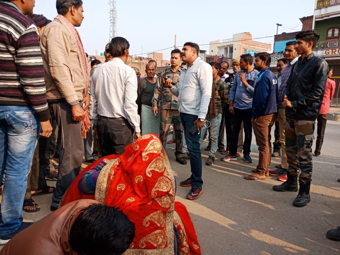 स्वयं पुलिस अधीक्षक ने गाड़ी रोककर एक्सीडेंट हुए लोगों का पूछा हाल चाल | New India Times