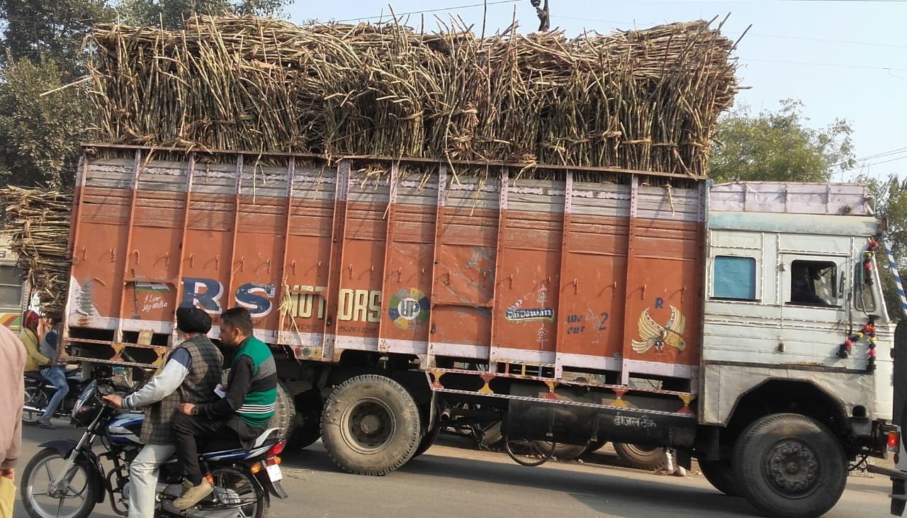 ओवरहाईट गन्ना भरे वाहनों पर नहीं लग रही है रोक, आरटीओ व पुलिस पर मिलीभगत कर अवैध वसूली का आरोप | New India Times
