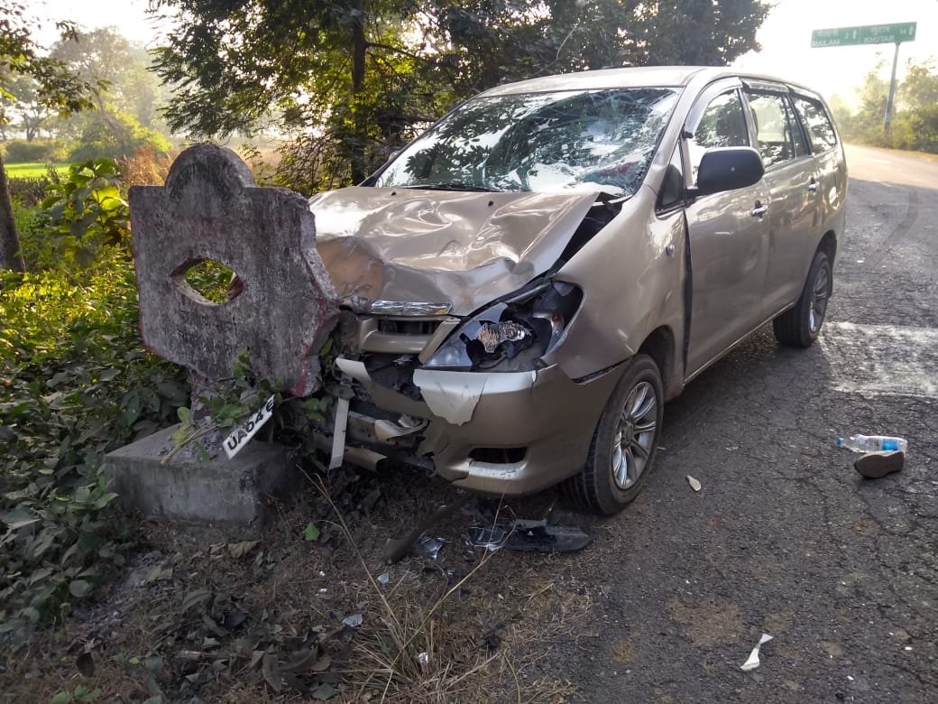 बाइक को कार ने सामने से मारी टक्कर, दो बाइक सवार गंभीर रूप से घायल | New India Times