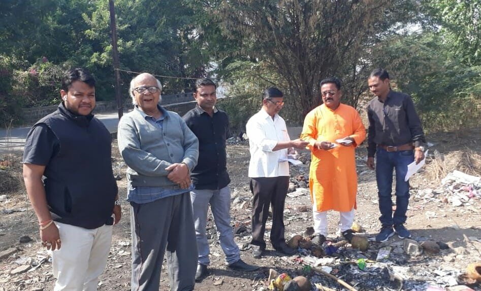 कचरे में वोटर कार्ड: कचरे के ढेर में सैकड़ों वोटर कार्ड मिलने से मची खलबली, जांच के आदेश जारी | New India Times