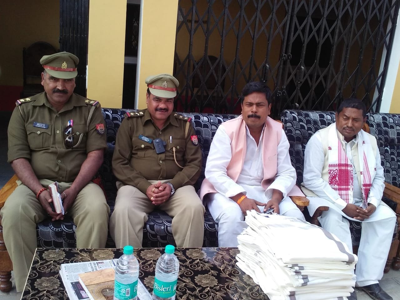 कड़कड़ाती ठंड से बचाने के लिए सहकारी समिति ने गरीब विधवाओं व वृध्दाओं में बांटे कंबल | New India Times