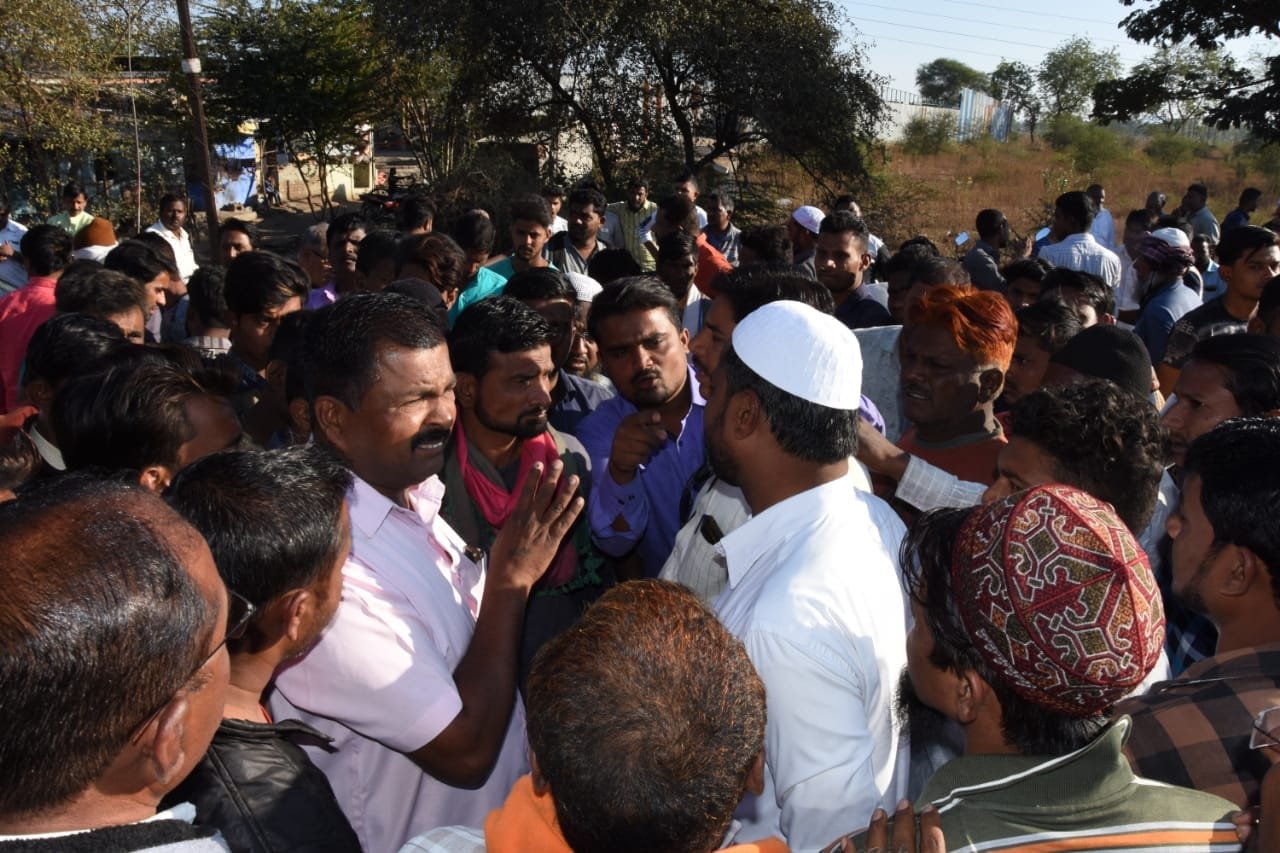 परिवहन विभाग की मिली भगत से बेरोक टोक धड़ल्ले से चल रहे हैं गन्ने से लदे ओवरलोड ट्रक, ओवरलोड ट्रक की टक्कर से बोलेरो सवार सात लोग गंभीर रूप से घायल | New India Times