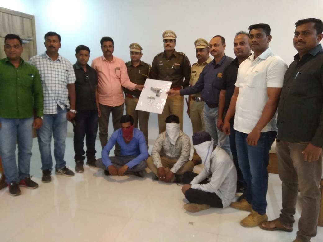 बिना लाइसेंस की रिवॉल्वर रखने वाले तीन युवकों को पुलिस ने किया गिरफ्तार | New India Times