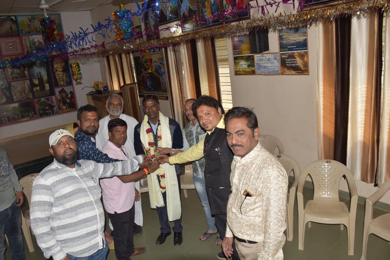 मेघनगर के पत्रकारों ने बिशप हाउस पहुंचकर दी क्रिसमस डे की बधाई | New India Times