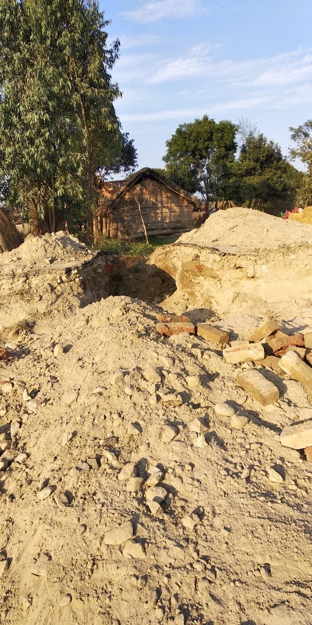 जमीन का मुआवजा ने मिलने पर किसान ने रास्ता काट कर बंद किया आवागमन, प्रशासन बना है उदासीन | New India Times