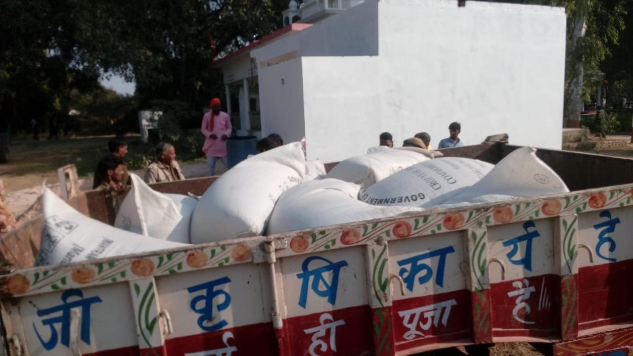 गरीबों के निवाले पर डाका: कालाबाजारी के लिए जा रहे सरकारी अनाज की गाड़ी को पकड़ कर ग्रामीणों ने किया पुलिस के हवाले | New India Times