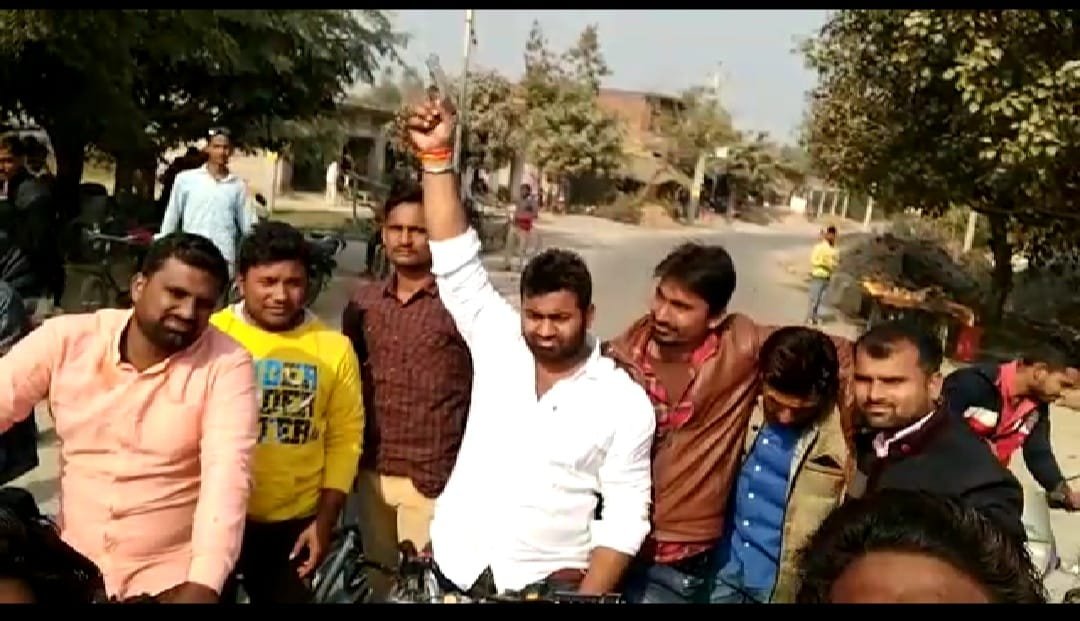 सार्वजनिक स्थलों पर फायरिंग करने का वीडियो हुआ वायरल, पूर्व सांसद व विधायक के समर्थकों पर सार्वजनिक स्थल पर फायरिंग करने का आरोप | New India Times