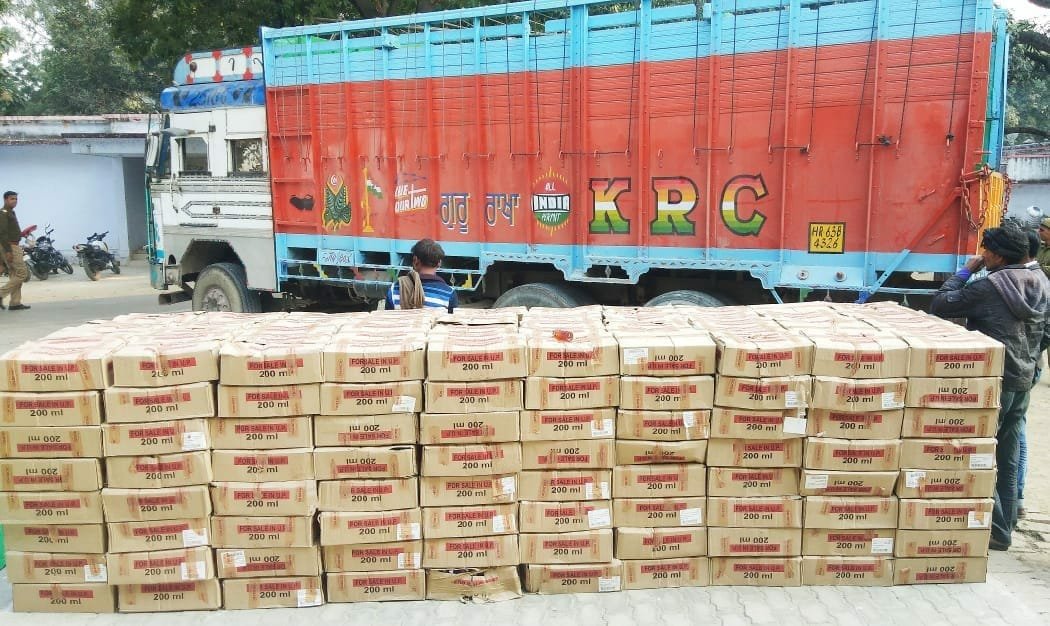 पुलिस कार्रवाई में बडी़ मात्रा में अवैध शराब व ट्रक के साथ दो आरोपी गिरफ्तार | New India Times