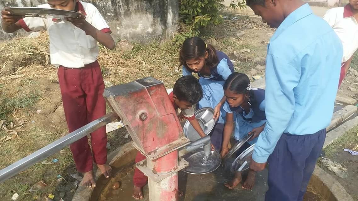 प्राथमिक शाला भिलाई द्वारा संचालित मध्यान भोजन मैं बच्चों को परोसा जा रहा है सूखा पोहा | New India Times