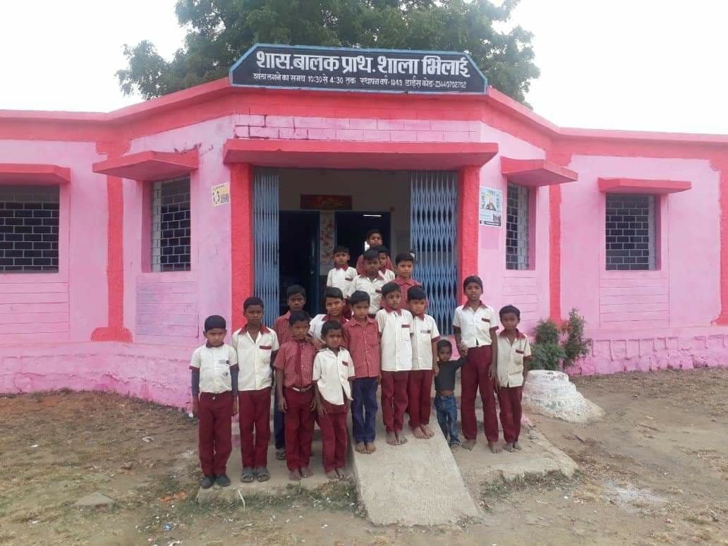 प्राथमिक शाला भिलाई द्वारा संचालित मध्यान भोजन मैं बच्चों को परोसा जा रहा है सूखा पोहा | New India Times