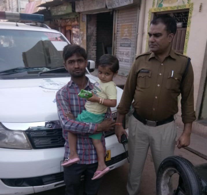 ग्वालियर में दादी के साथ बाजार गई 3 साल की मासूम बच्ची साथ छूटने से बिछड़ी, डायल 100 एफ़आरवी ने परिजनों से मिलाया | New India Times