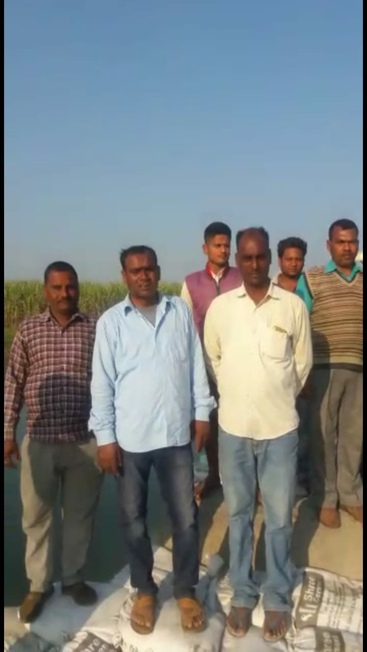 सरकार से नहीं मिला सहयोग तो ग्रामीण खुद लग गए पुलिया निर्माण में | New India Times