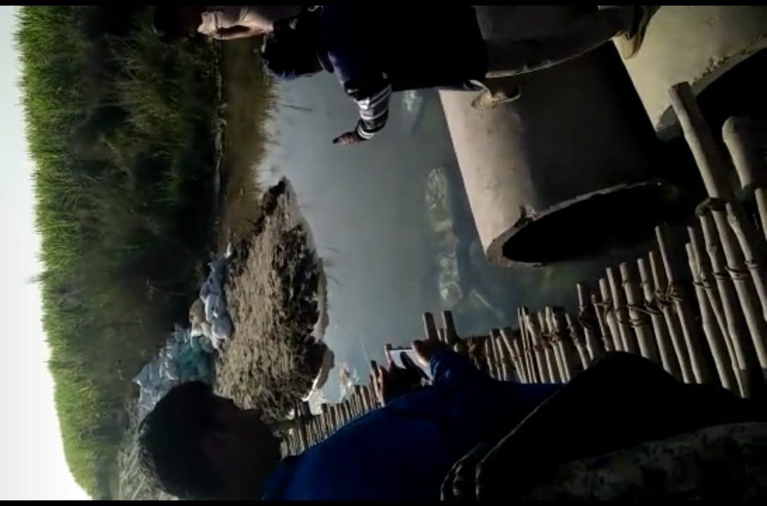 सरकार से नहीं मिला सहयोग तो ग्रामीण खुद लग गए पुलिया निर्माण में | New India Times