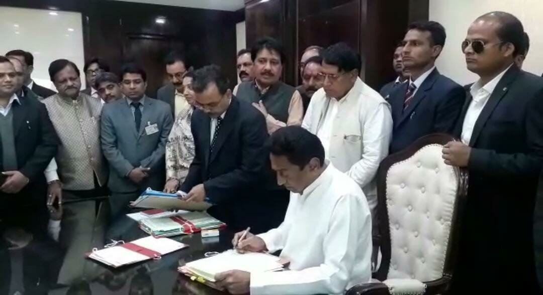 मुख्यमंत्री कमलनाथ द्वारा की गई पहली ब्यूरोक्रेसी सर्जरी को लेकर प्रशासनिक अधिकारी हैं अचंभित | New India Times