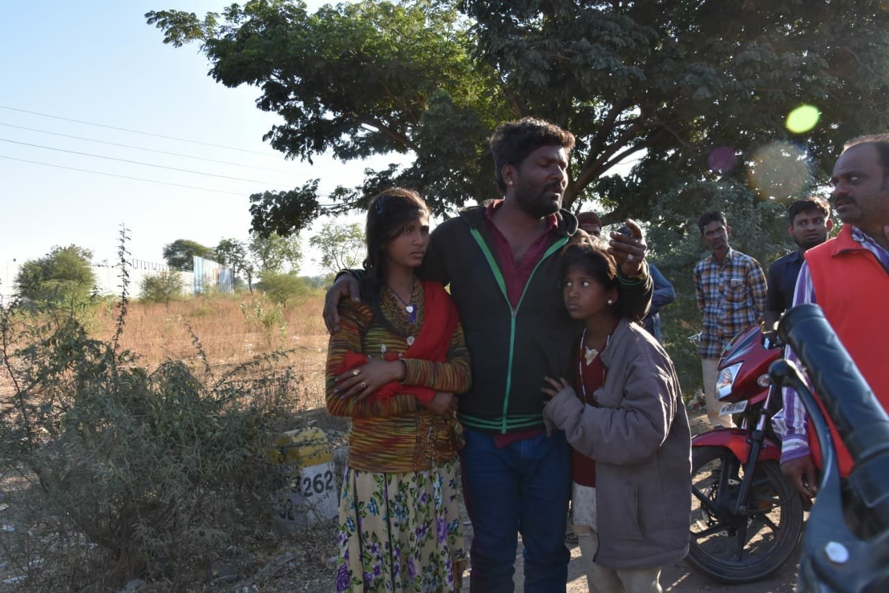 परिवहन विभाग की मिली भगत से बेरोक टोक धड़ल्ले से चल रहे हैं गन्ने से लदे ओवरलोड ट्रक, ओवरलोड ट्रक की टक्कर से बोलेरो सवार सात लोग गंभीर रूप से घायल | New India Times