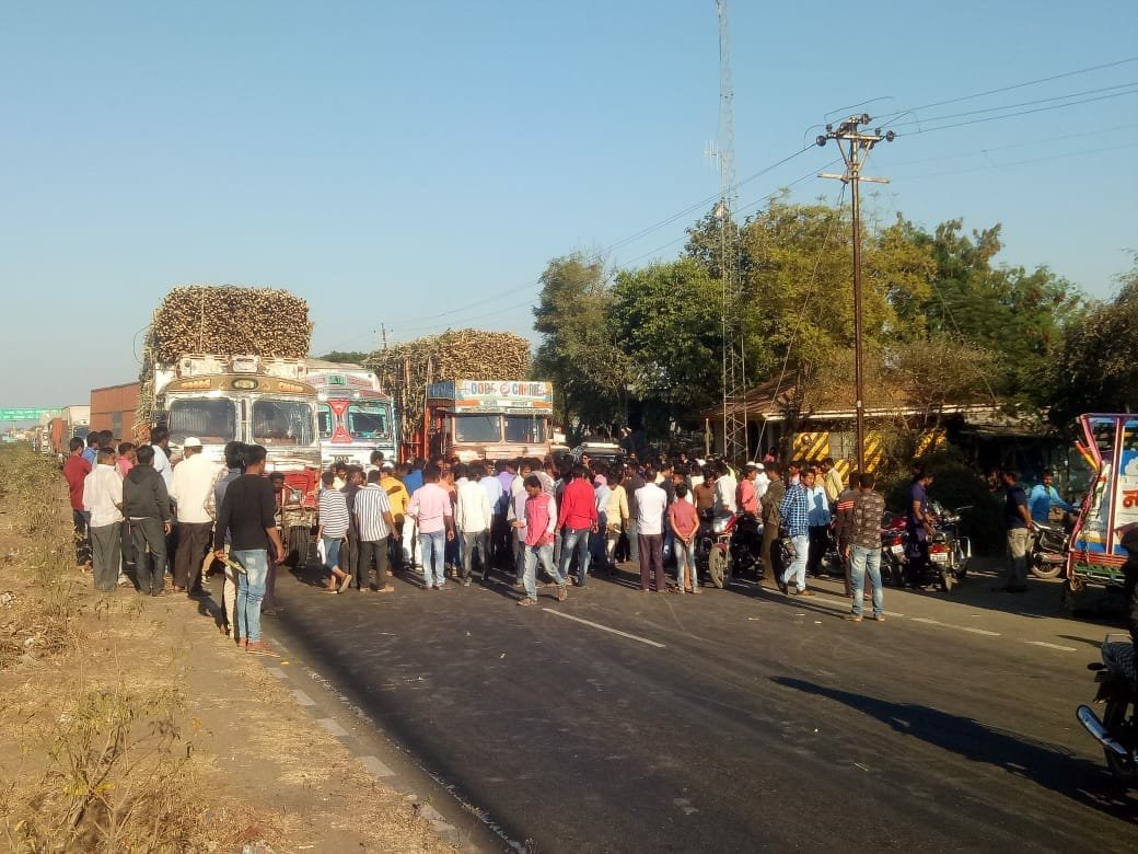 परिवहन विभाग की मिली भगत से बेरोक टोक धड़ल्ले से चल रहे हैं गन्ने से लदे ओवरलोड ट्रक, ओवरलोड ट्रक की टक्कर से बोलेरो सवार सात लोग गंभीर रूप से घायल | New India Times