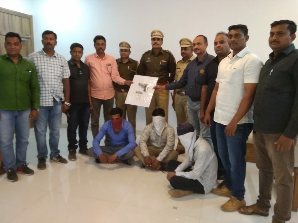 बिना लाइसेंस की रिवॉल्वर रखने वाले तीन युवकों को पुलिस ने किया गिरफ्तार | New India Times
