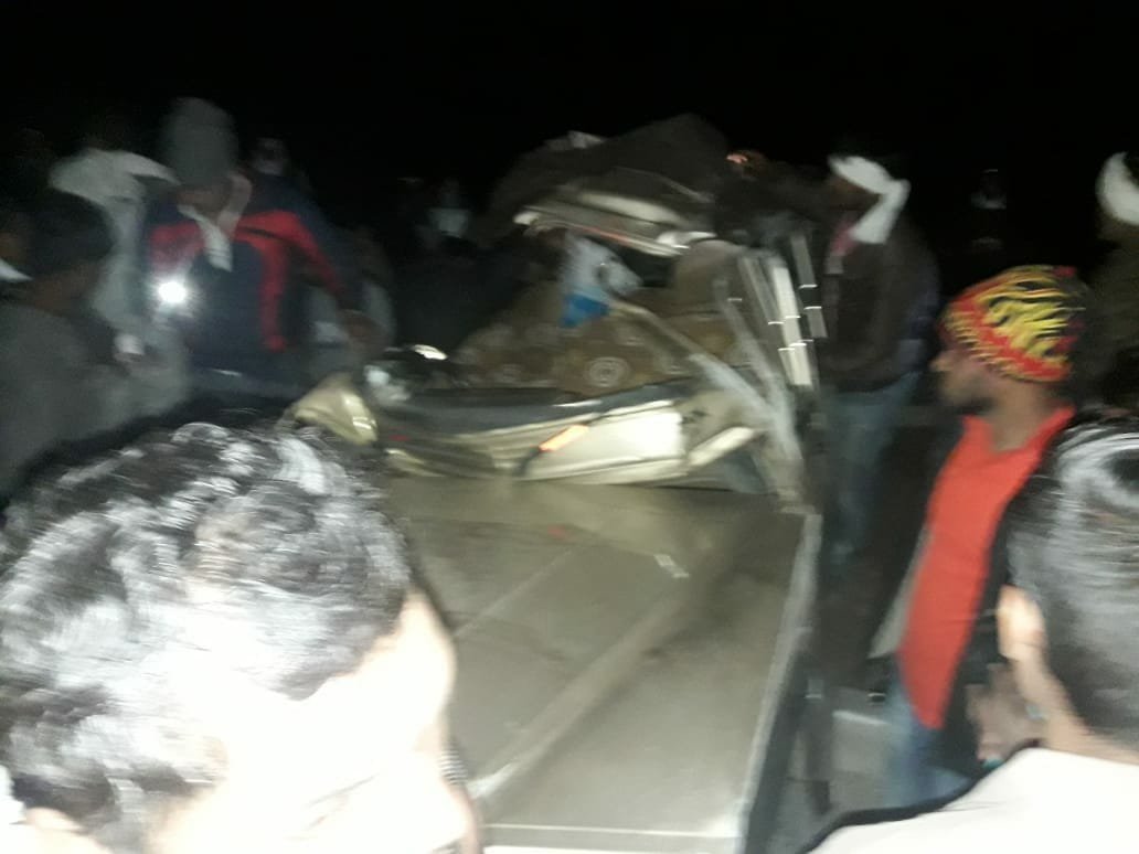 सगाई समारोह से लौट रहे लैंड क्रूजर को ट्रक ने मारी टक्कर, 9 की मौत 6 घायल | New India Times