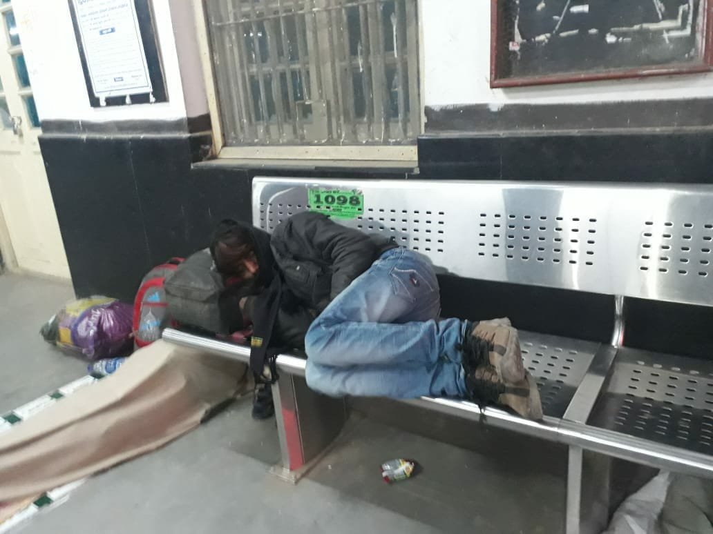 बहराइच में रैन बसेरों का हाल बेहाल, अव्यवस्था के कारण फर्श पर रात गुजारने को मजबूर हैं मुसाफिर व बेघर | New India Times