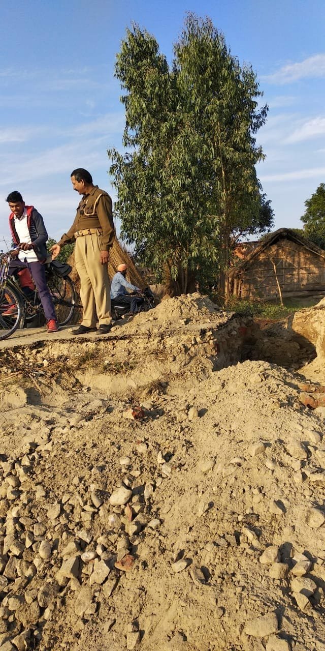 जमीन का मुआवजा ने मिलने पर किसान ने रास्ता काट कर बंद किया आवागमन, प्रशासन बना है उदासीन | New India Times