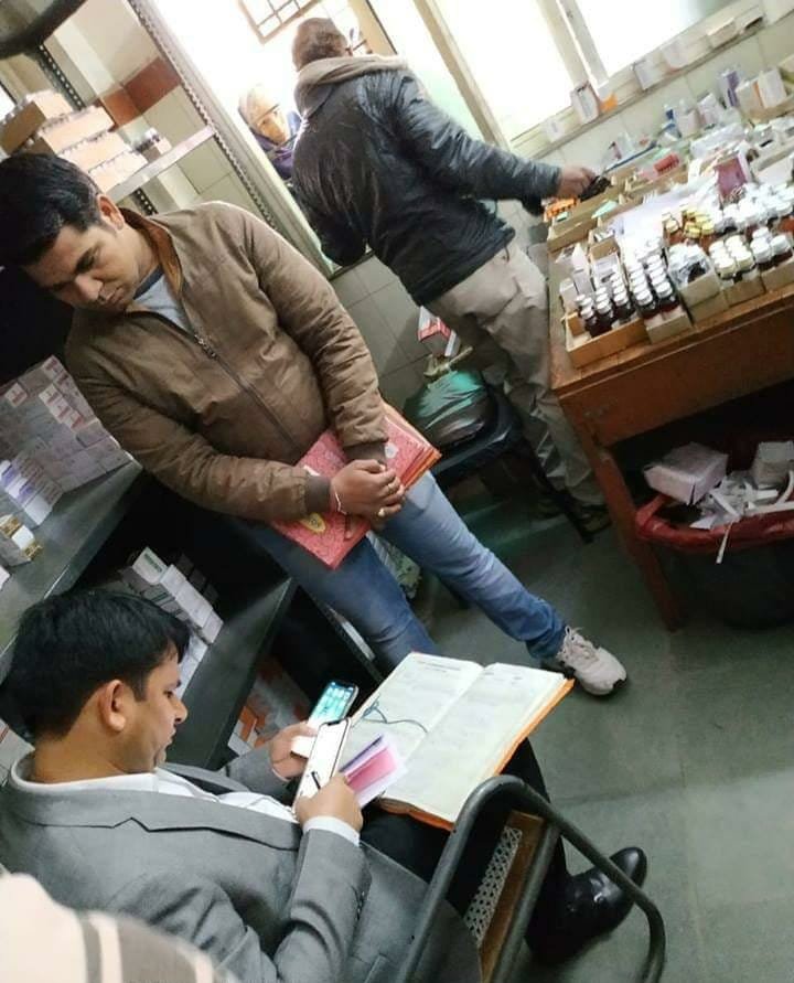 चिकित्सक व पैरामेडिकल स्टाफ ई-अटेंडेंस के आधार पर निकालें वेतन: कलेक्टर भरत यादव | New India Times