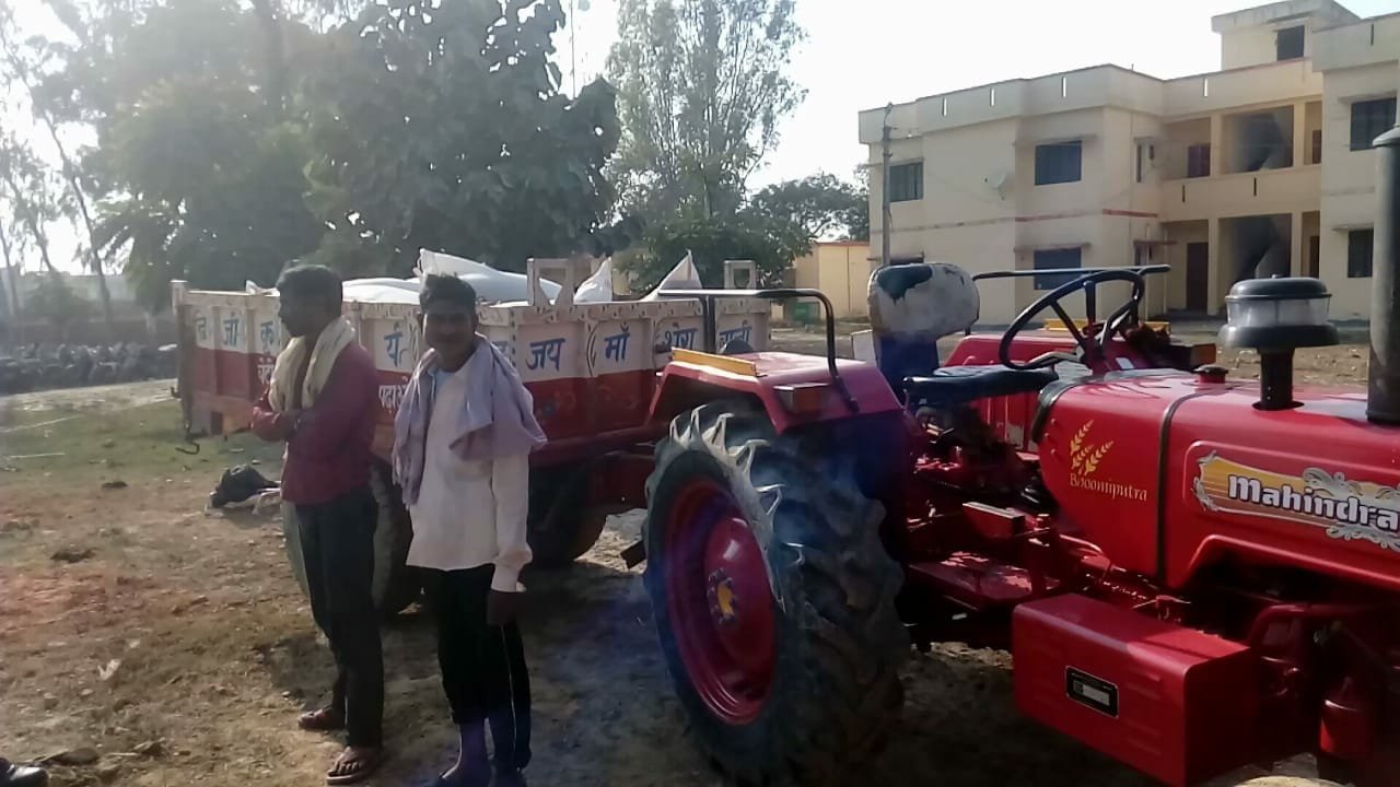 गरीबों के निवाले पर डाका: कालाबाजारी के लिए जा रहे सरकारी अनाज की गाड़ी को पकड़ कर ग्रामीणों ने किया पुलिस के हवाले | New India Times