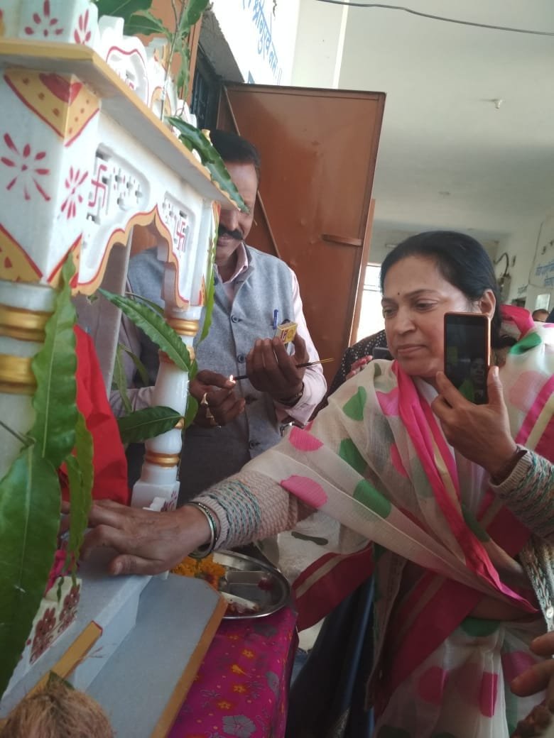 शासकीय कन्या हाईस्कूल तिरला में की गई माँ शारदा की प्रतिमा की स्थापना | New India Times